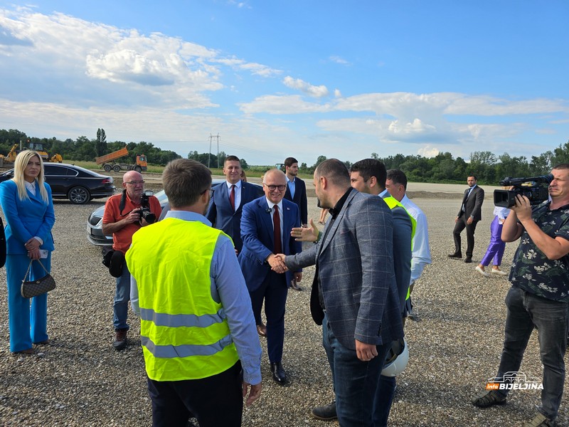 Čubrilović i Vesić na gradilištu auto-puta Rača–Bijeljina (FOTO)