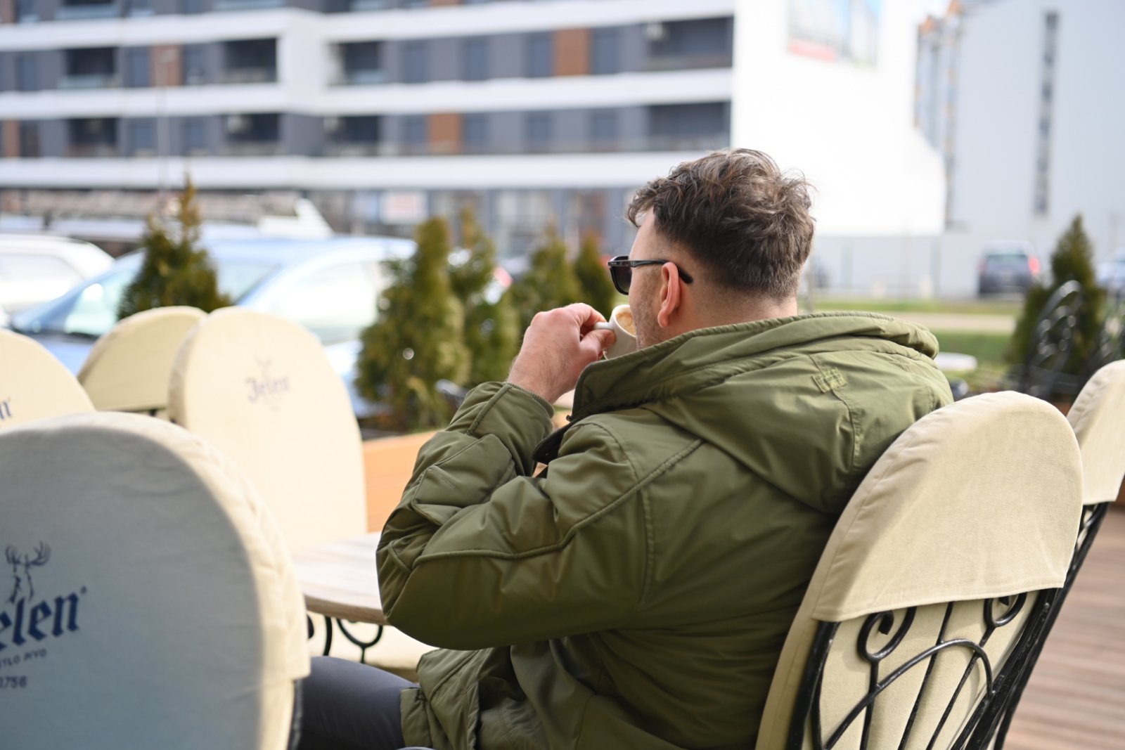 Bijeljina: Bašte kafića već otvorene, najhrabriji piju kafu napolju (FOTO)