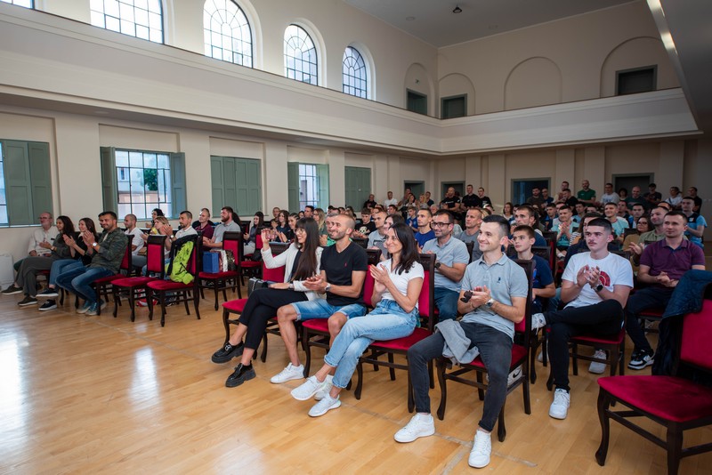 Trka sa preprekama u Tavni kod Bijeljine okupila više od 400 takmičara: Otac istrčao stazu sa bebom na leđima (FOTO)