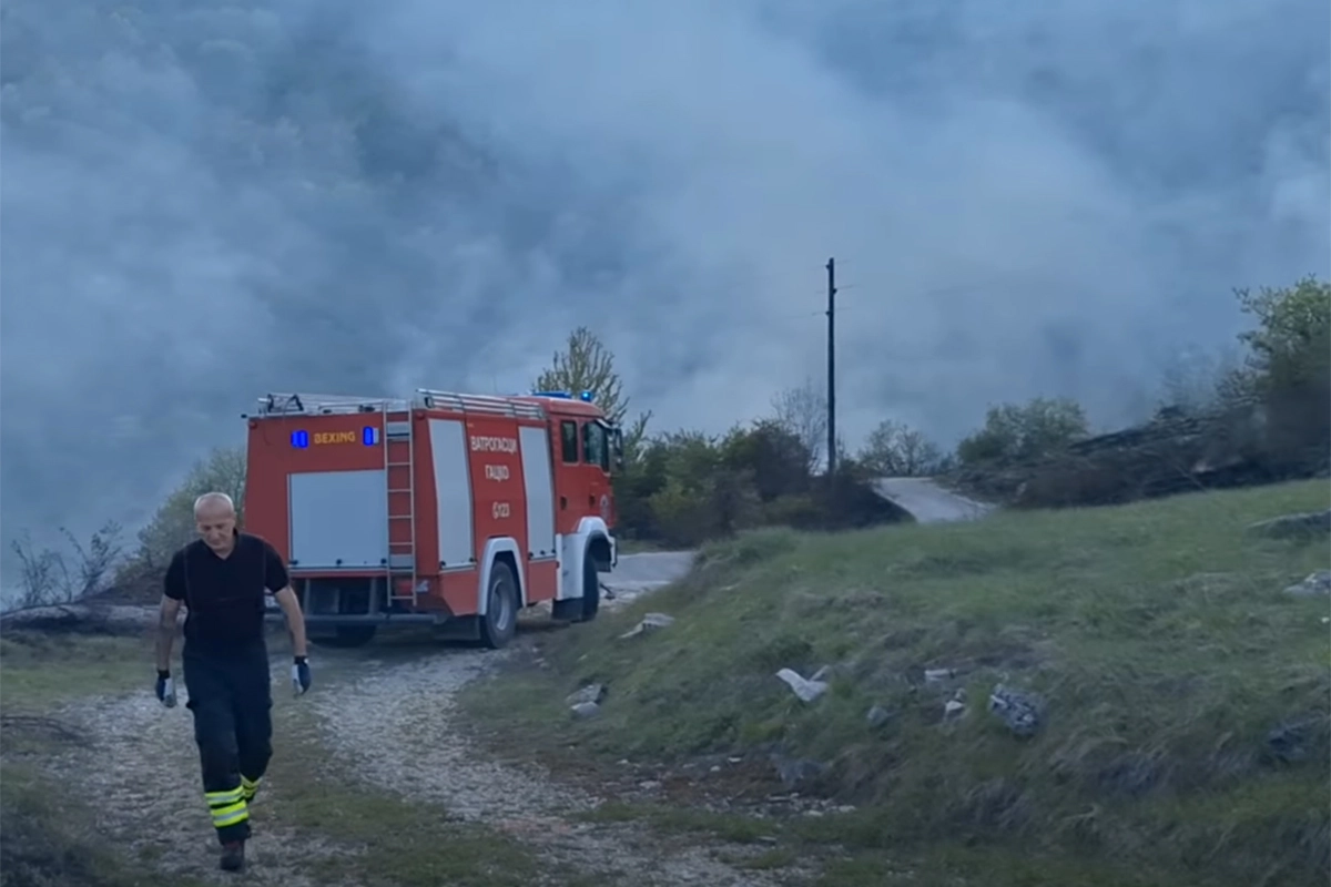 Vatra kod Gacka zaprijetila kućama