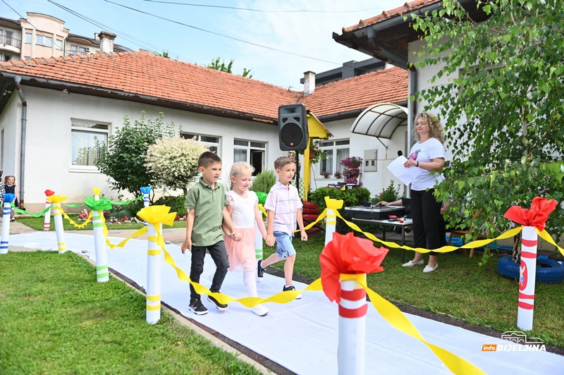 I predškolci obilježili maturu – rastanak sa vaspitačima, od septembra novo poglavlje (FOTO)