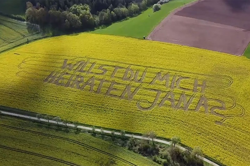 Zaprosio djevojku uz pomoć traktora i kosilice (VIDEO)