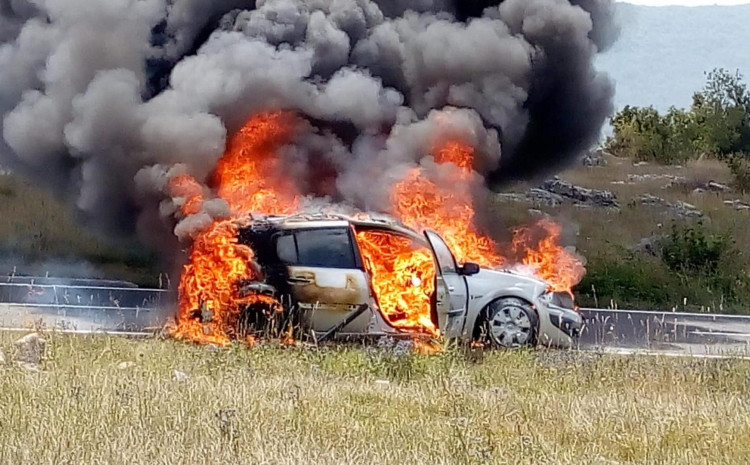 U požaru u Zvorniku izgorio auto