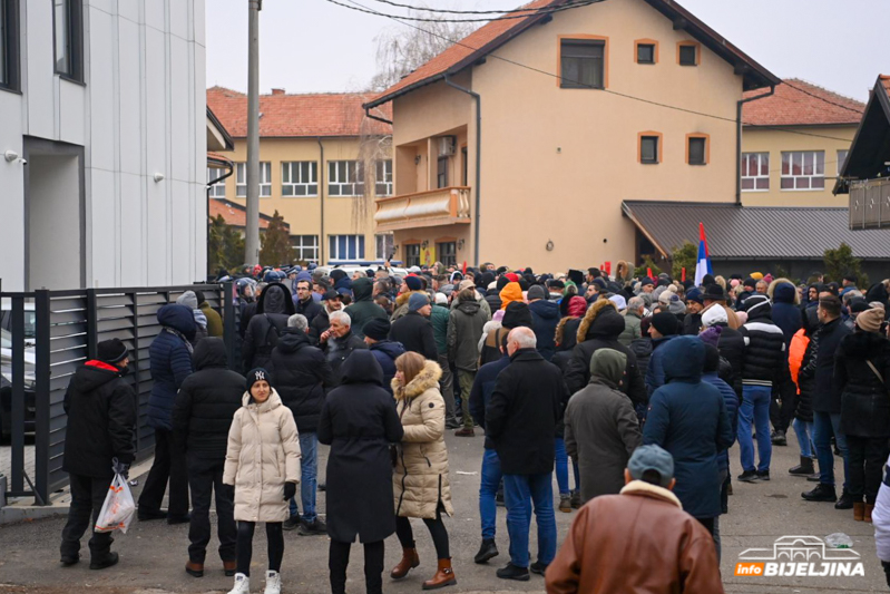 Sukobi s policijom na protestu ispred Tužilaštva u Bijeljini (FOTO)