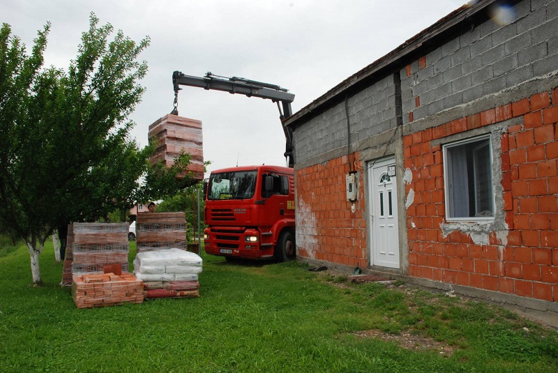 Grad Bijeljina obezbijedio materijal za krov na kući Kostića (FOTO)