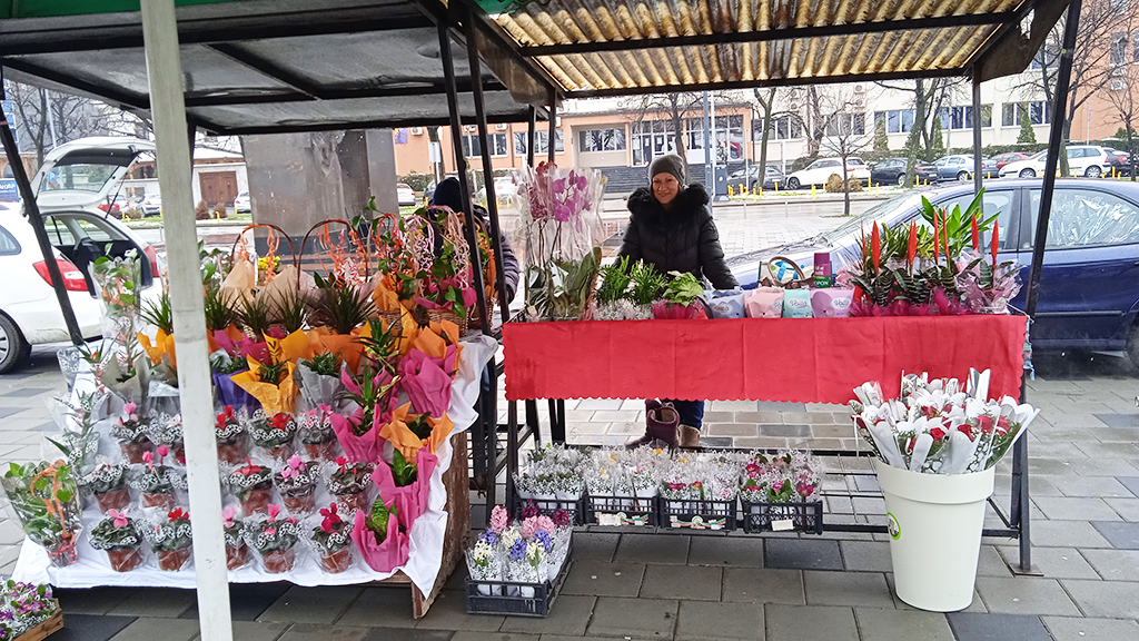 Na trgu u Bijeljini široka lepeza poklona za dame (FOTO)