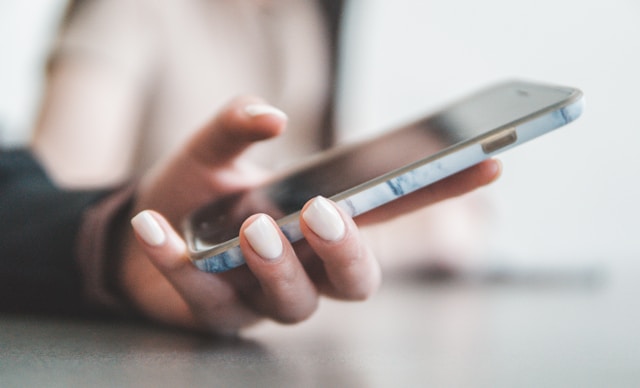Naučnici otkrili zašto ne možete prestati da skrolujete telefon: Krivac nije slaba volja