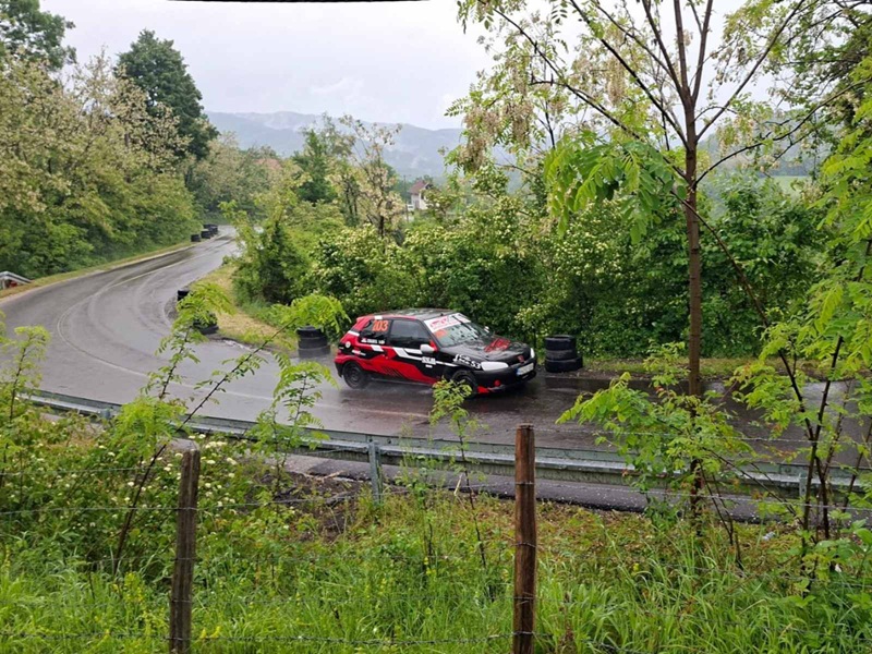 Kiša, udesi i velika borba: Božo Kevrić pobjednik brdske trke u Loparama