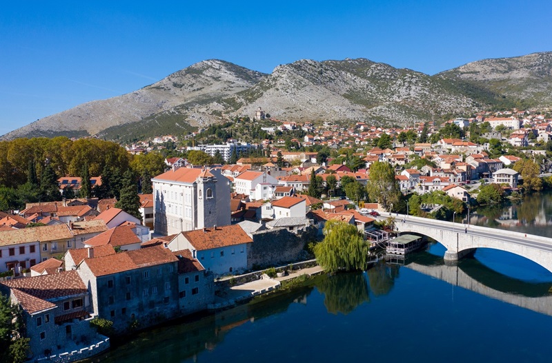 Trebinje u nevjerici: Brutalno pretukli porodicu nakon svadbe, nisu poštedjeli ni djecu