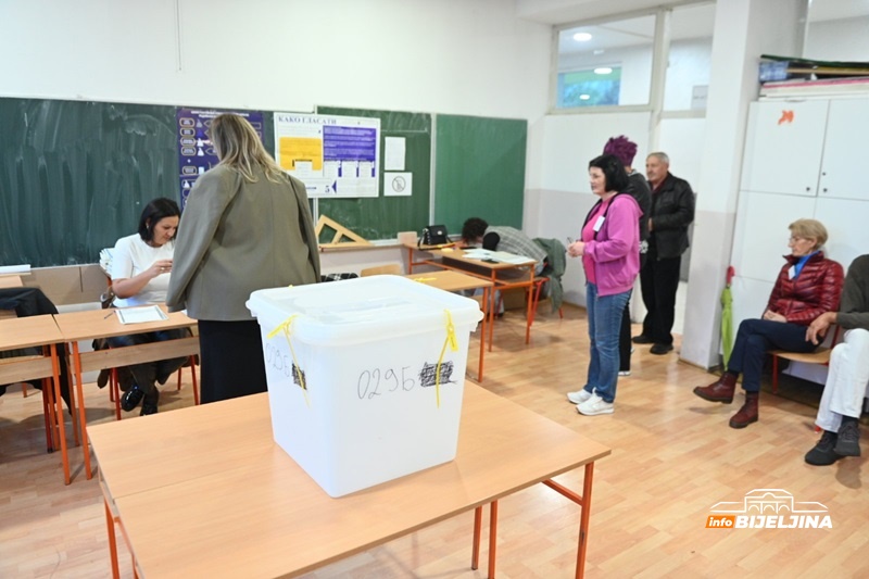 Bijeljina: Otvorena birališta, počelo glasanje (FOTO)