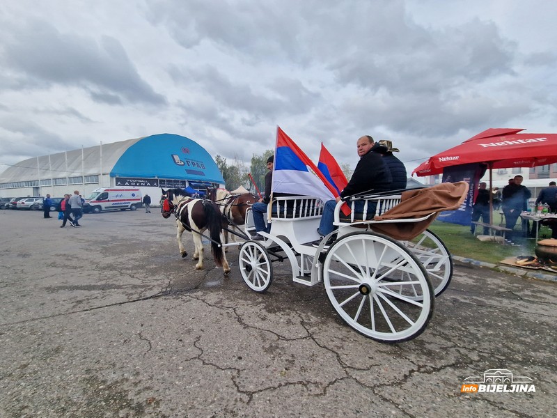 Otvoren „Mitrovdanski vašar 2023“ – od svadbarskog kupusa i fijakera do ukrasne živine (FOTO)