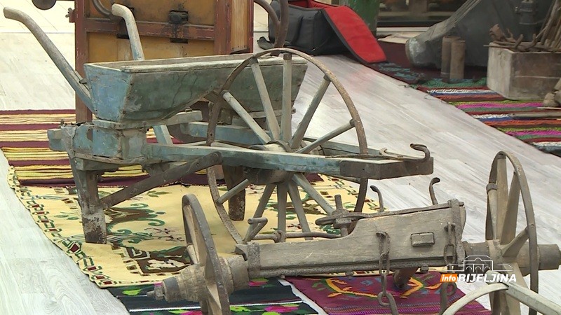 Predmeti stariji od vijeka izloženi u Bijeljini: “Moramo da ih čuvamo od insekata, ali i nevremena” (FOTO)