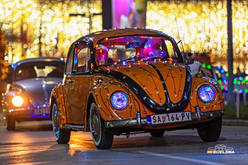 Bijeljina: I oldtajmeri u novogodišnjem ruhu – izložba starih automobila upotpunila Zimski korzo (FOTO)