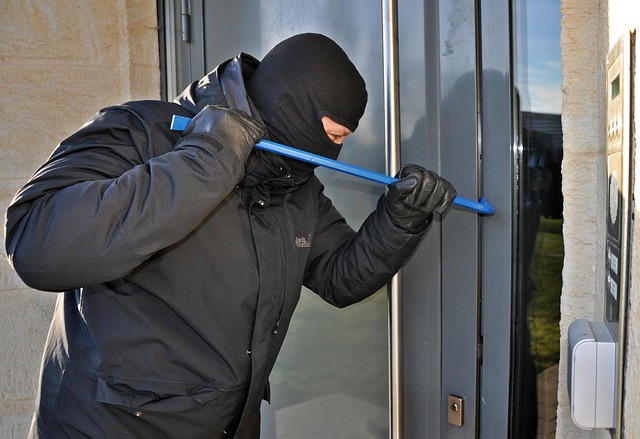 Dok ste na odmoru, lopovi upadaju u stanove: Alarmantan broj provala u Bijeljini – evo kako da zaštitite imovinu