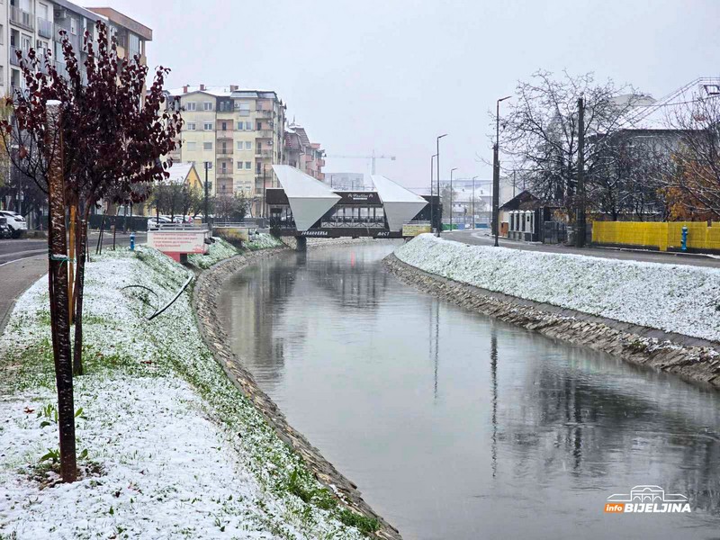 Zimska idila: Bijeljina osvanula pod snijegom (FOTO)