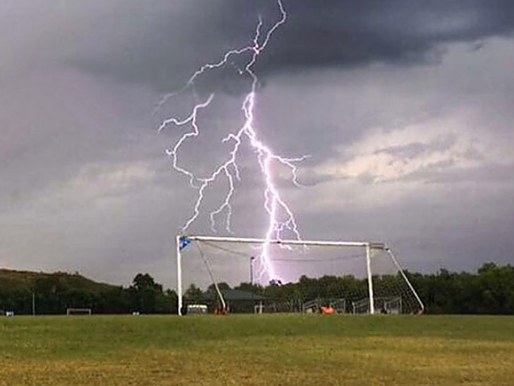 Teško povrijeđen fudbaler nakon udara groma prebačen u UKC Srbije
