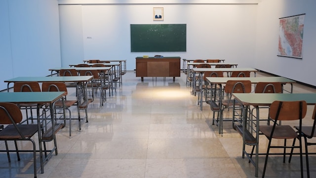 Učiteljica prijavljena da spava na nastavi, direktor kaže da zna za to još od 2024.