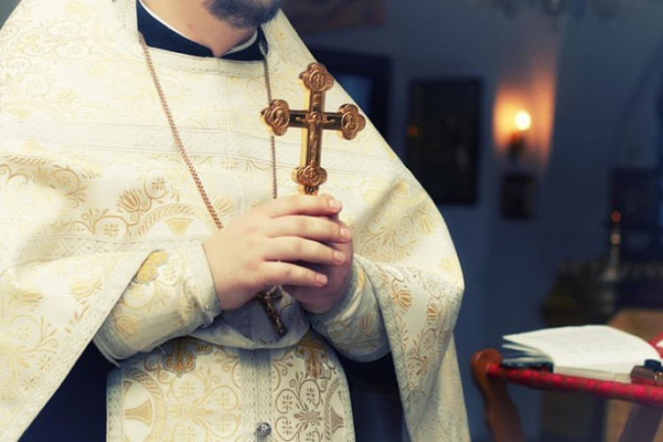 Sveštenik otkrio da li valja nositi odjeću pokojnika