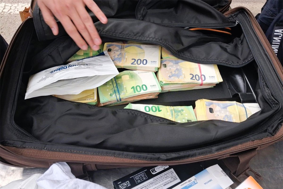 Više od 370.000 evra sakrili u jakni sa tajnim pregradama