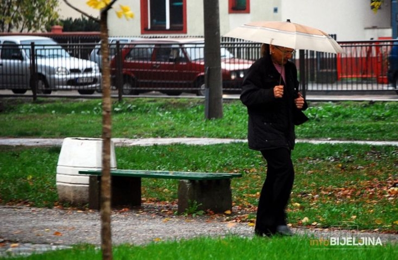 Sutra oblačno sa kišom, poslije podne padavine prestaju