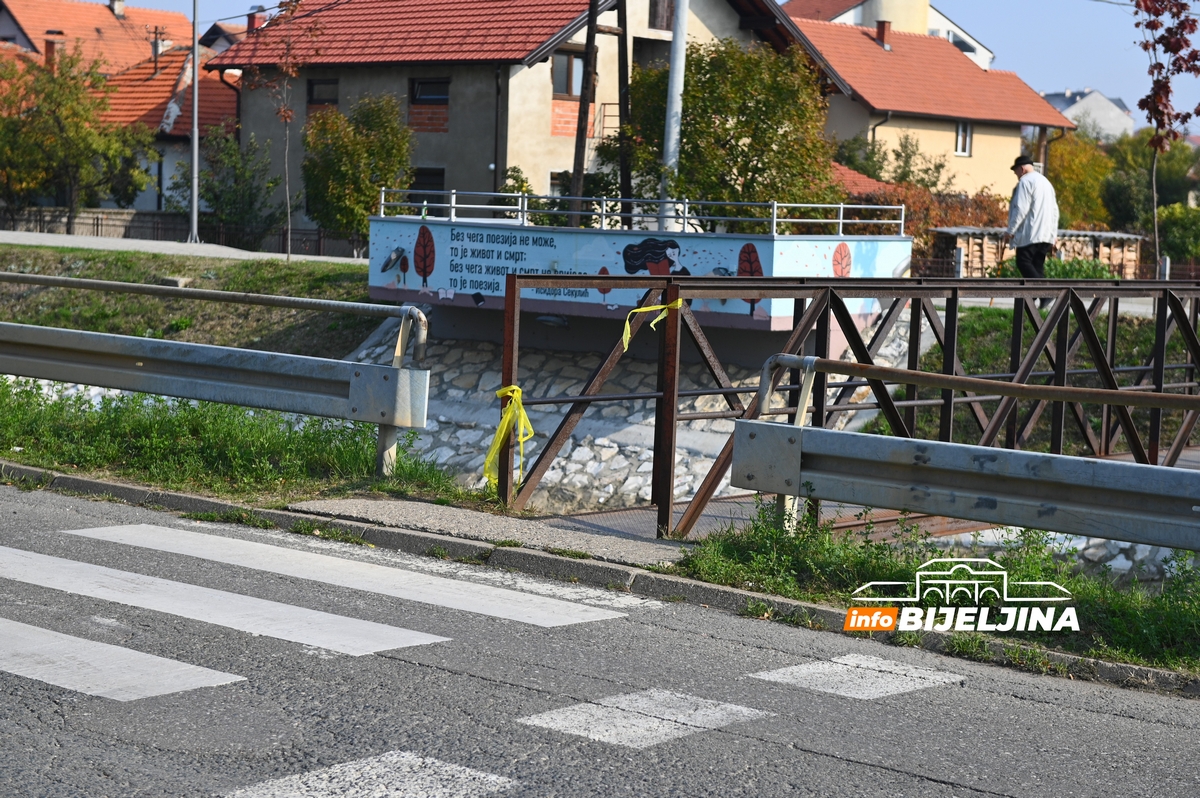 Nakon tragedije u Bijeljini: Mještani u šoku gledaju mjesto nesreće, na putu još ima krvi (FOTO)