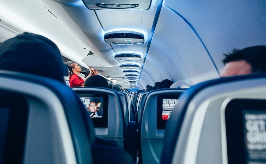 Nije znala da je trudna: Žena se porodila u avionu, saputnici joj pomogli