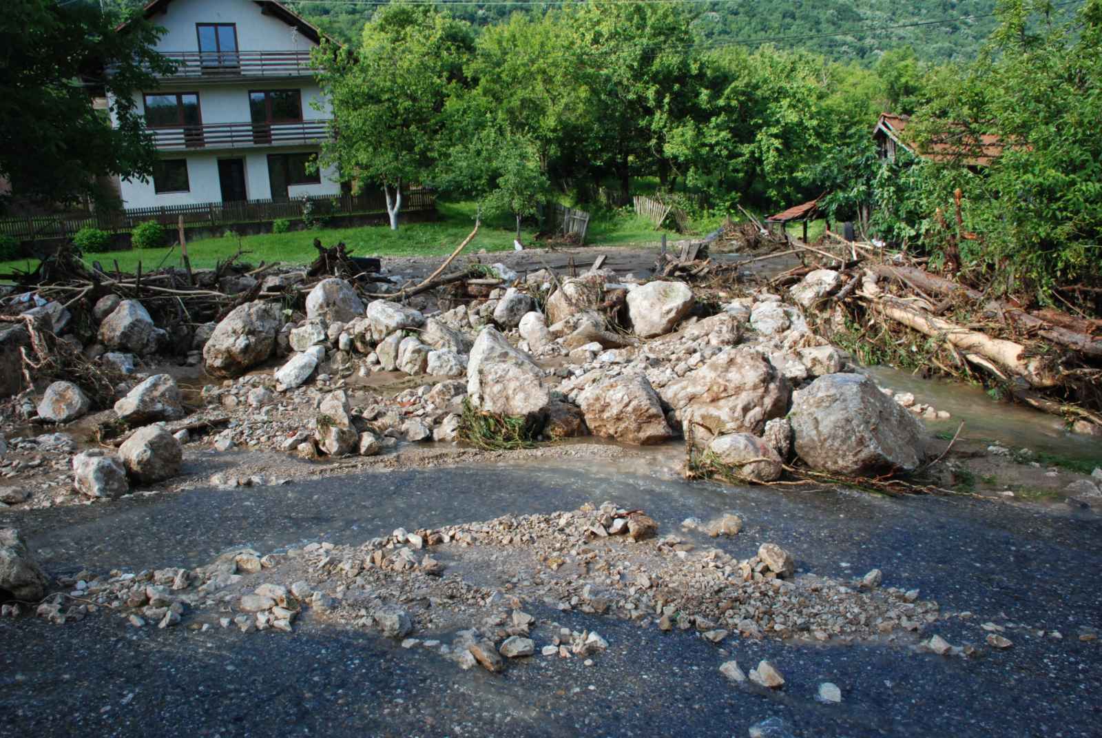 Nevrijeme protutnjalo Semberijom: Najteže posljedice u selu Banjica (FOTO)