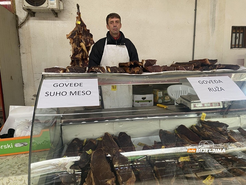 Na pijacu u Bijeljini stiglo čuveno suvo meso iz Visokog: Stelja košta do 45 maraka, ali ko proba - ne ide praznih ruku (FOTO)
