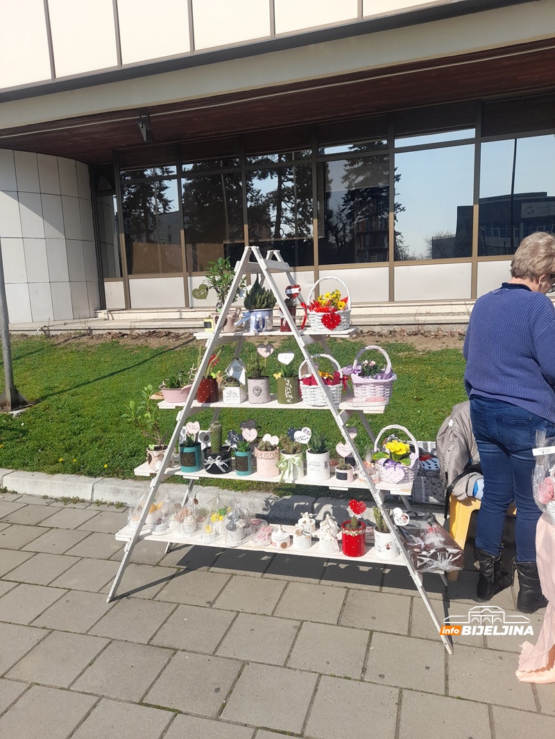 Bijeljinke prave i prodaju poklone za 8. mart: “Potrebno je mnogo ljubavi, strpljenja i vještine” (FOTO)
