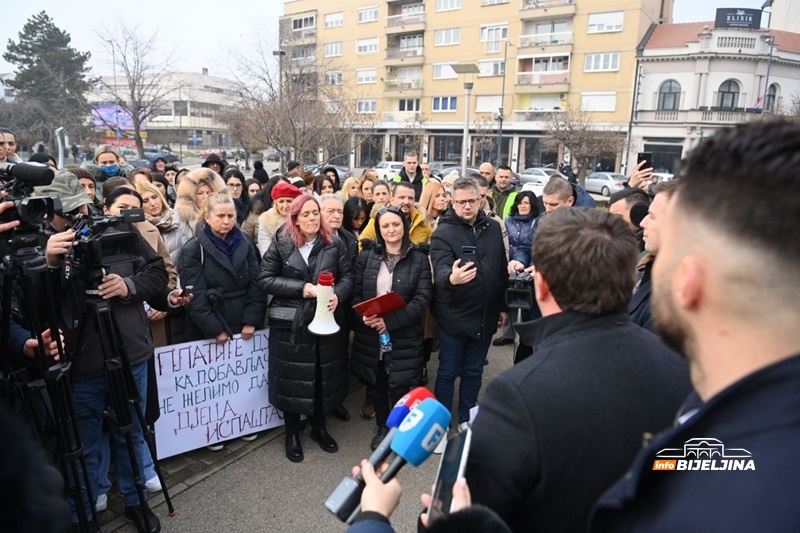 Bijeljina: Počeo protest radnika vrtića, gradonačelnik doveo šefove odjeljenja (FOTO)