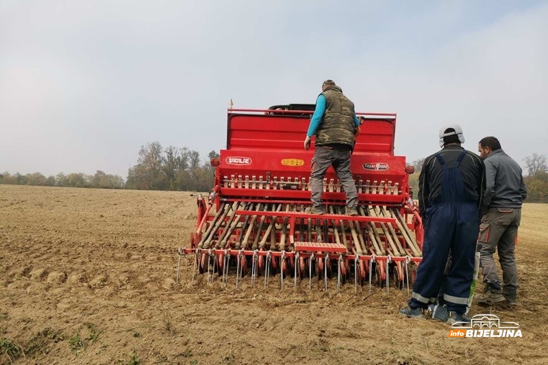 Pri kraju sjetva pšenice u Semberiji: Na šta poljoprivrednici treba posebno da obrate pažnju? (FOTO)