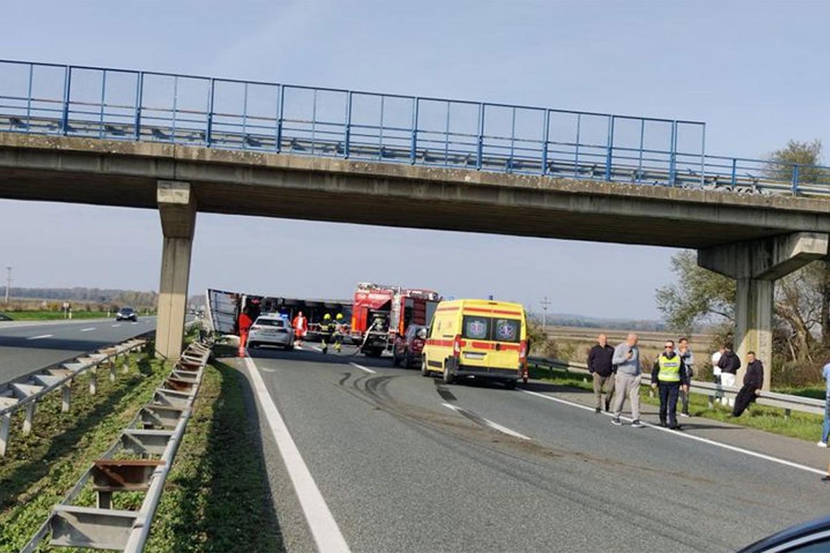 Udes odgodio utakmicu: Rukometaši spasavali vozača