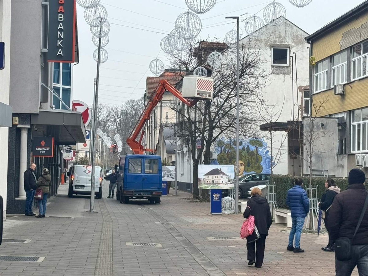 Bijeljina: U toku skidanje dekorativne novogodišnje rasvjete