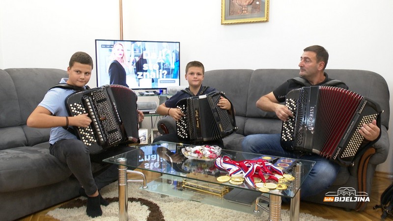 U kući Blagojevića u Amajlijama ima sedam instrumenata: Muzika je njihovo životno opredjeljenje