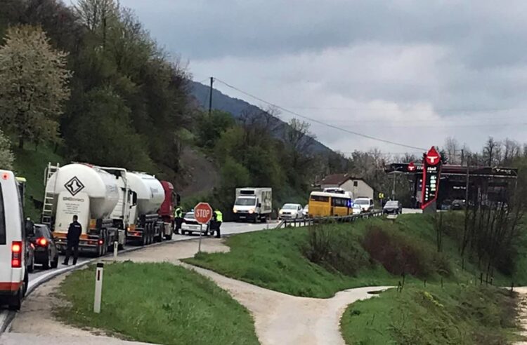 Poginuo vozač škode, povrijeđena četiri putnika iz autobusa