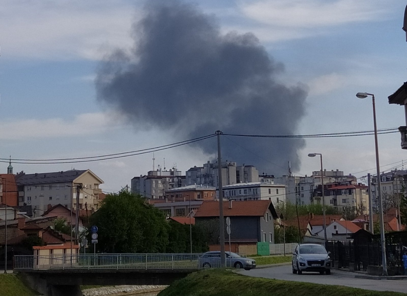 Požar u semberskom selu, dim se vidi iz svih dijelova Bijeljine (FOTO, VIDEO) 