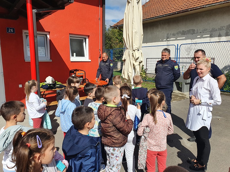 Ugljevik: Mališani u posjeti Vatrogasnoj jedinici i Humanitarnom udruženju