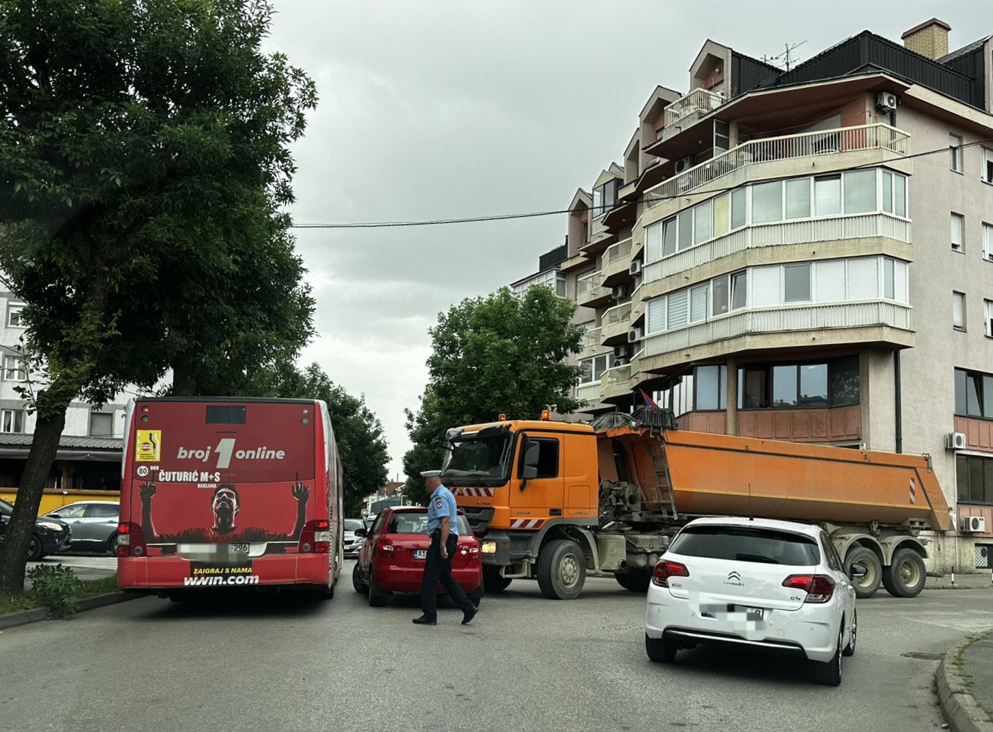 Saobraćajni kolaps u Bijeljini, sudarili se šleper i automobil (FOTO)