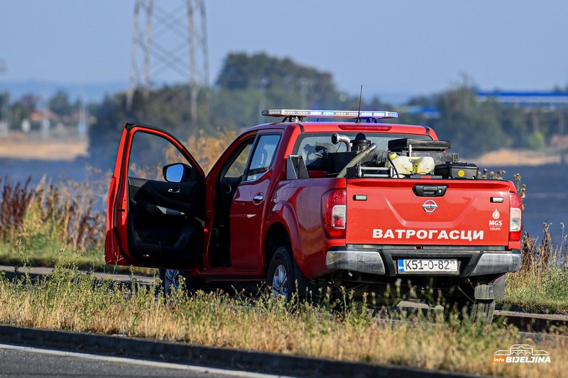 Uspostavljen saobraćaj na bijeljinskoj obilaznici, vatrogasci ostaju dežurati (FOTO)