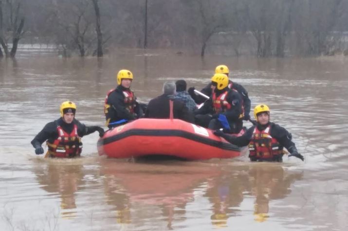 POPLAVE U SRBIJI Voda nosi sve pred sobom, poplavljeno više od 20 kuća, saobraćaj obustavljen 