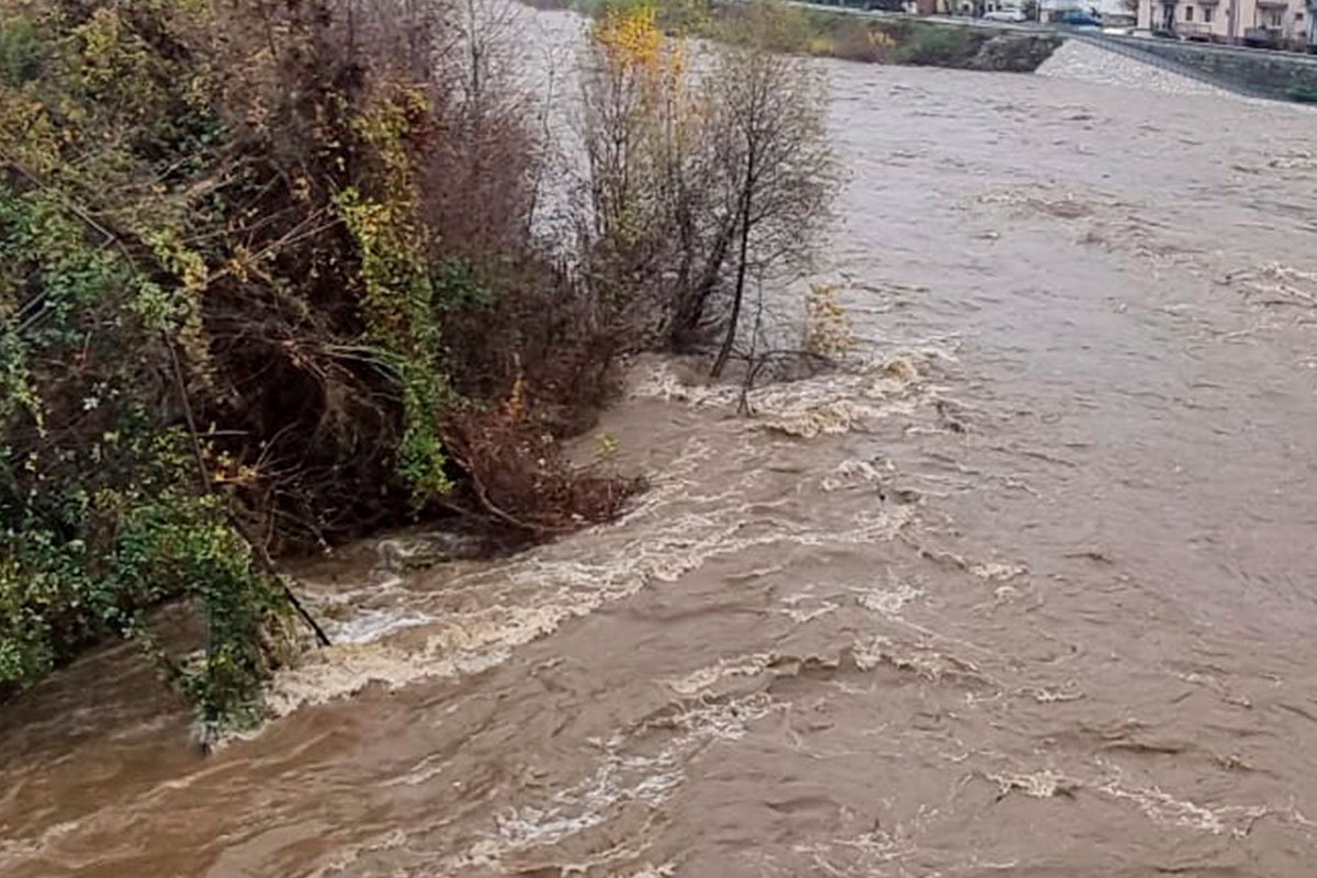 Dijete upalo u rijeku i nestalo pod vodom, u toku potraga