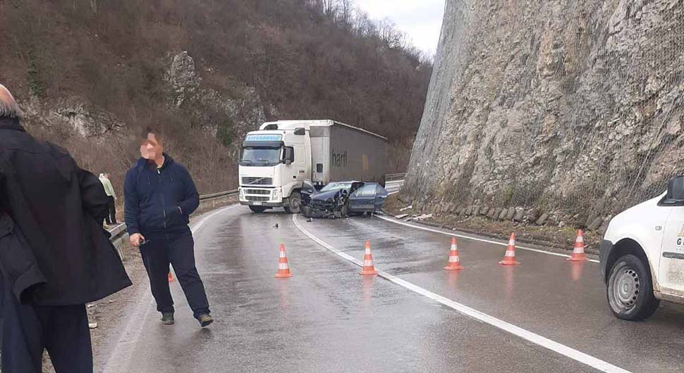 Stravična nesreća kod Tuzle: Auto podletio pod kamion