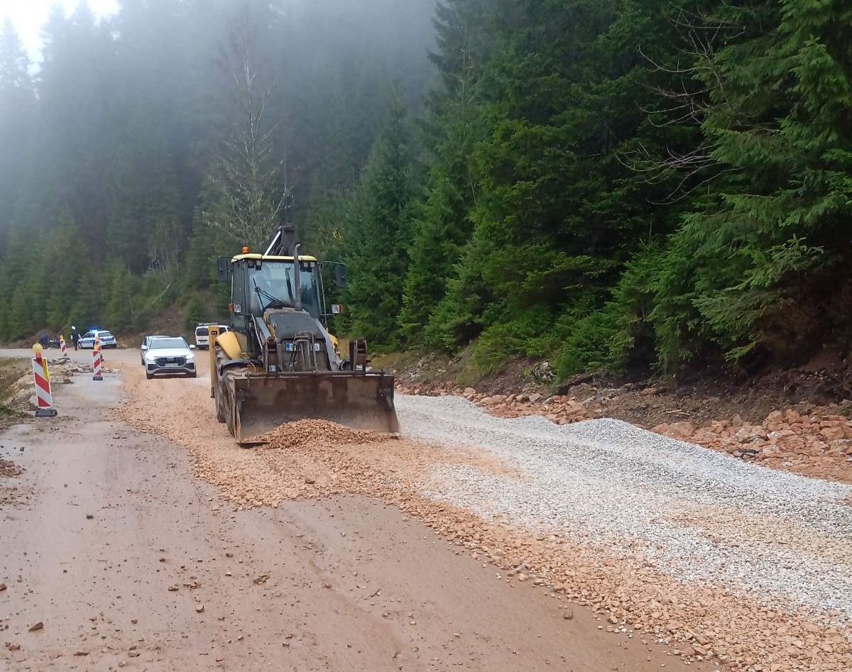Sanacija puta Trijangla-Jahorina u toku, vozila saobraćaju jednom trakom (FOTO)