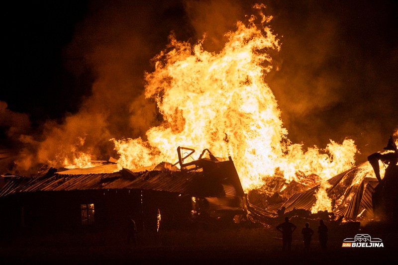 Bijeljina: Pilana i dalje gori, vatrogasci se satima bore sa požarom (FOTO)