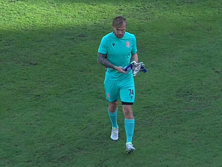 Neviđena scena, golman napustio teren tokom meča (VIDEO)