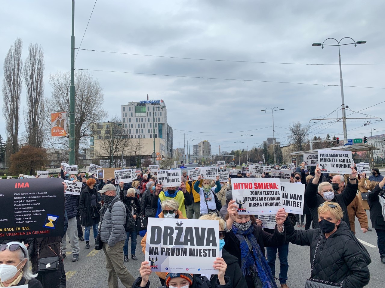 Građani blokirali cestu u centru Sarajeva: “Paraziti, domaćin vam umire”
