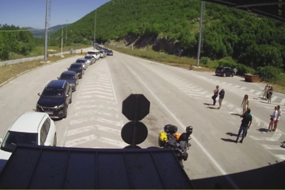 Duge kolone na više graničnih prelaza