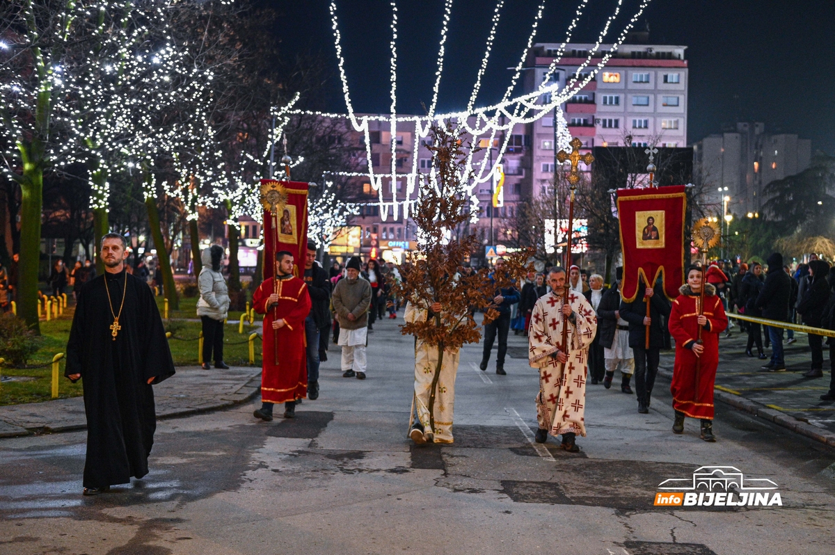 PROSLAVLJENO BADNJE VEČE U BIJELJINI Tradicionalno paljenje badnjaka (FOTO)