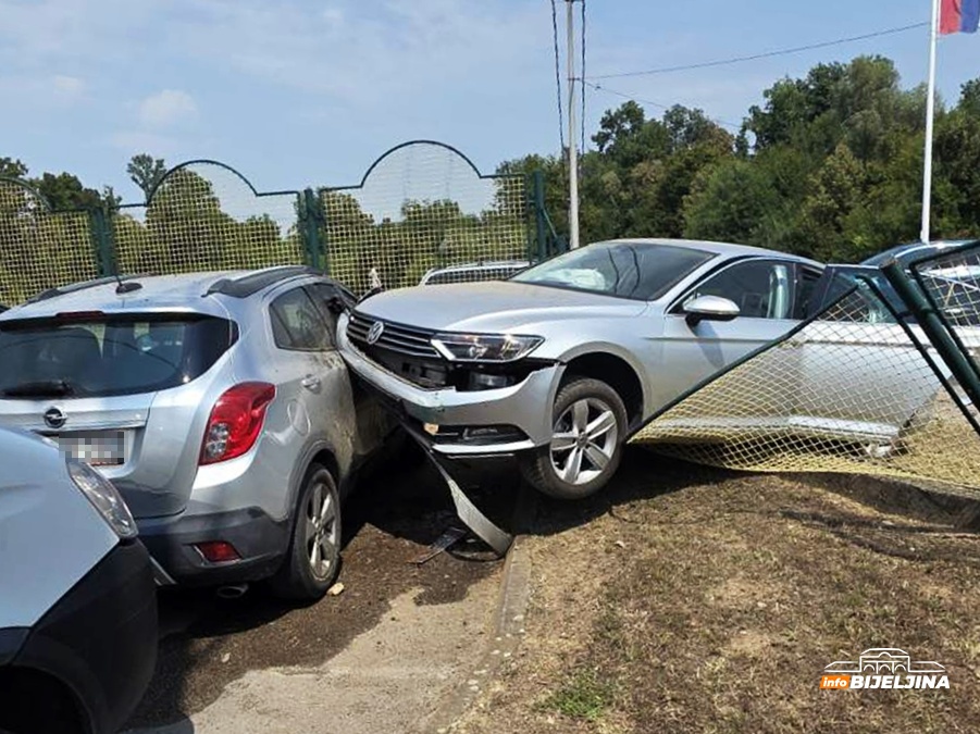 Sudar u Dragaljevcu, vozilo završilo u dvorištu mljekare (FOTO)