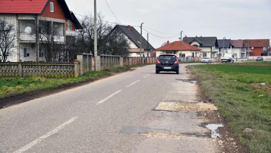 Katastrofalno stanje lokalnog puta Bijeljina-Batković: MJEŠTANI UMJESTO RJEŠENJA DOBILI AGONIJU